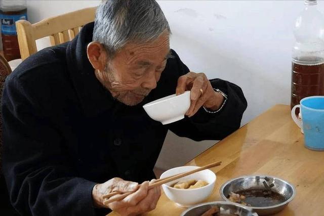 64岁老人早晨喝藕粉后昏倒，医生：再饿也别空腹先吃这类东西