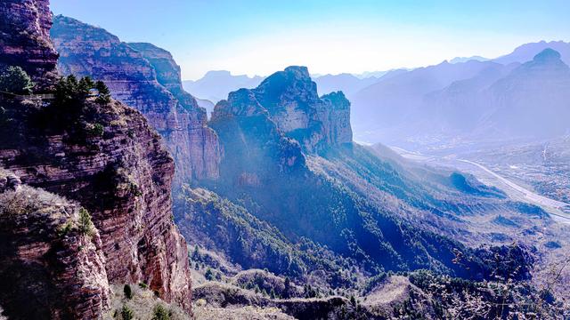 游东太行，望群山 ，感悟‘云海翻腾走龙蛇，绝壁生辉见奇峰’