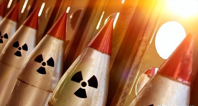 美国提醒日本	，小心被中国揍，日本天皇急召高市早苗：有要事交代