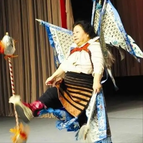 82 岁京剧叛徒归国遭痛骂：吃里扒外，37 年里是叛国还是逐梦？