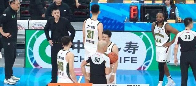 罚球31-17！杨鸣冲动技犯献5罚，让辽宁断送全局，成就北京3连胜