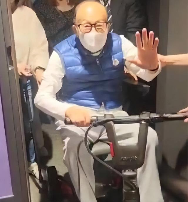 千亿身价又有何用？97岁的李嘉诚近况曝光无力回天，两儿子成心病