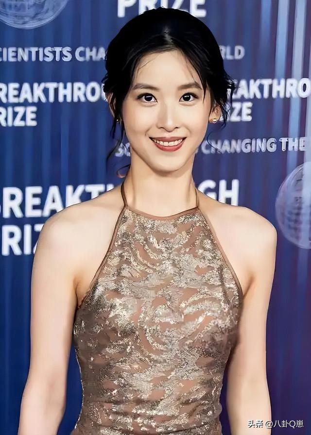 婚变传闻仅5天，刘强东"坦白"没自信，章泽天状态好到和男星看展