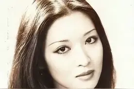 李敖第一次见胡因梦，盯着她脚丫看半天，转身拿210万和女友分手图片