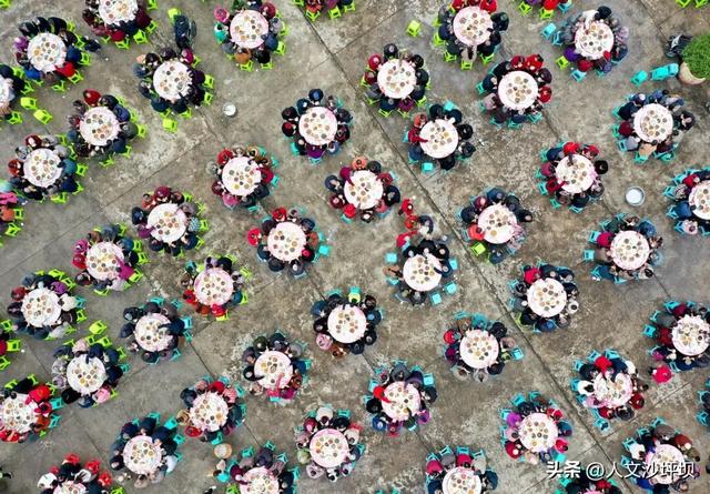 山水浸染秋之色，晚风捎来桂花香