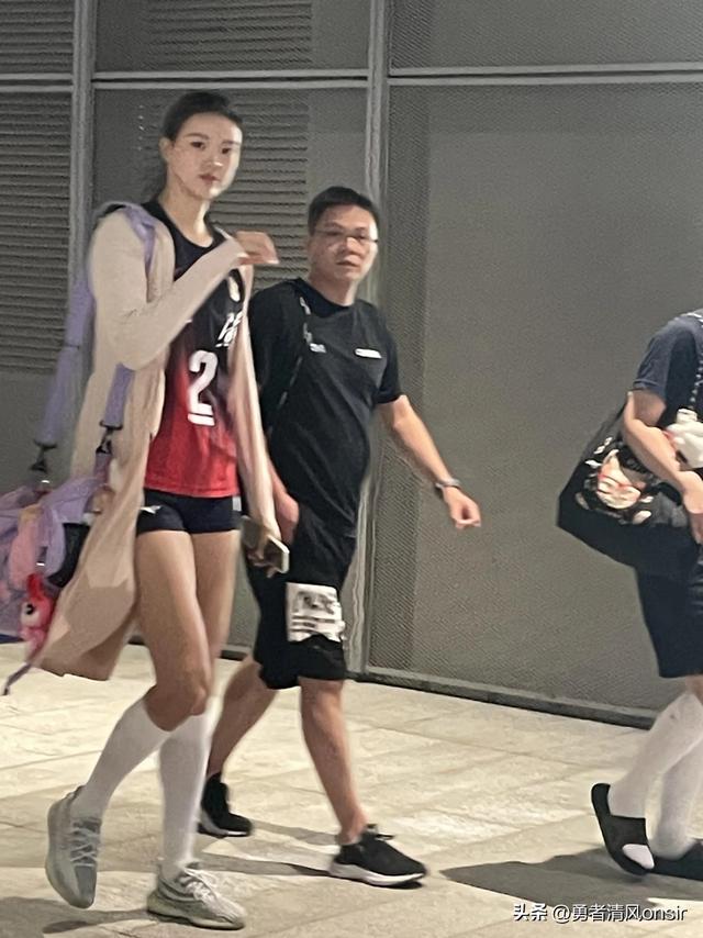 张常宁现身女排锦标赛, 耐心给粉丝签名人气超高, 脸又小又精致好美