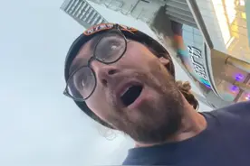 老外吓得嘴都合不住！美国小伙滑板旅行沈阳，遇大妈闹市当街小便图片