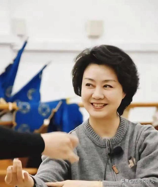 至今未婚未育，身边却有男人陪了近27年!59岁的李胜素才是真清醒