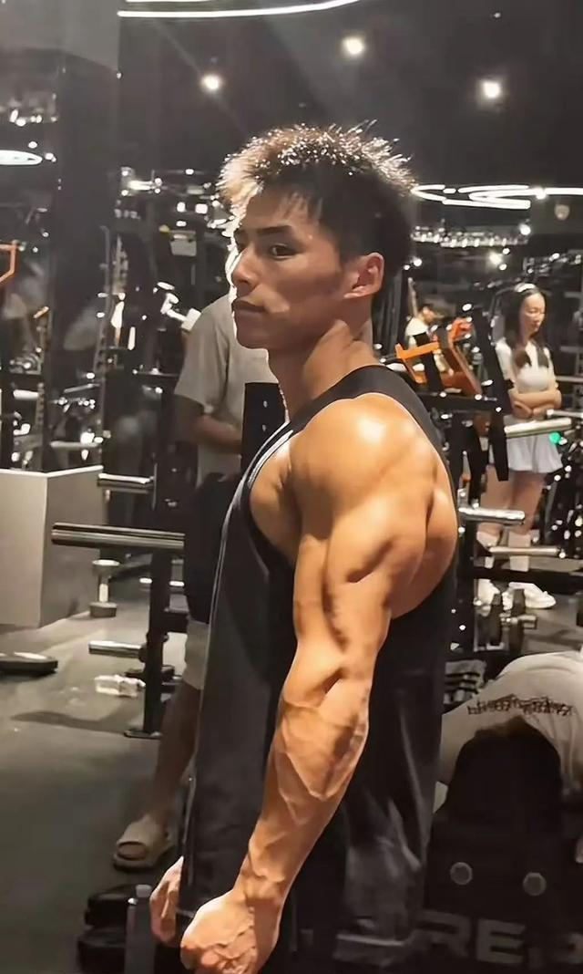 “谢霆锋”戒糖断碳60天后，变成黑皮肌肉男了？！