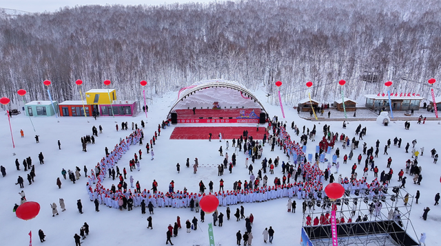 11米高“糖葫芦树”现身呼伦贝尔啦！