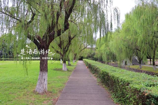 宁波北仑发现一个园林型风景，彩绘长廊与假山瀑布相映，景美如画