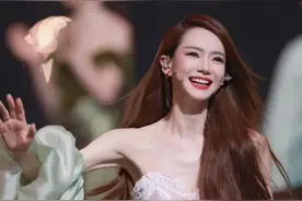 戚薇的战袍真的太美了，大长腿美女图片