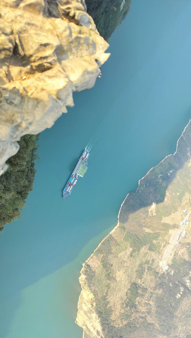 d23、24：从奉节经过湖北巴东县沿渡河镇汗石村来到了秭归