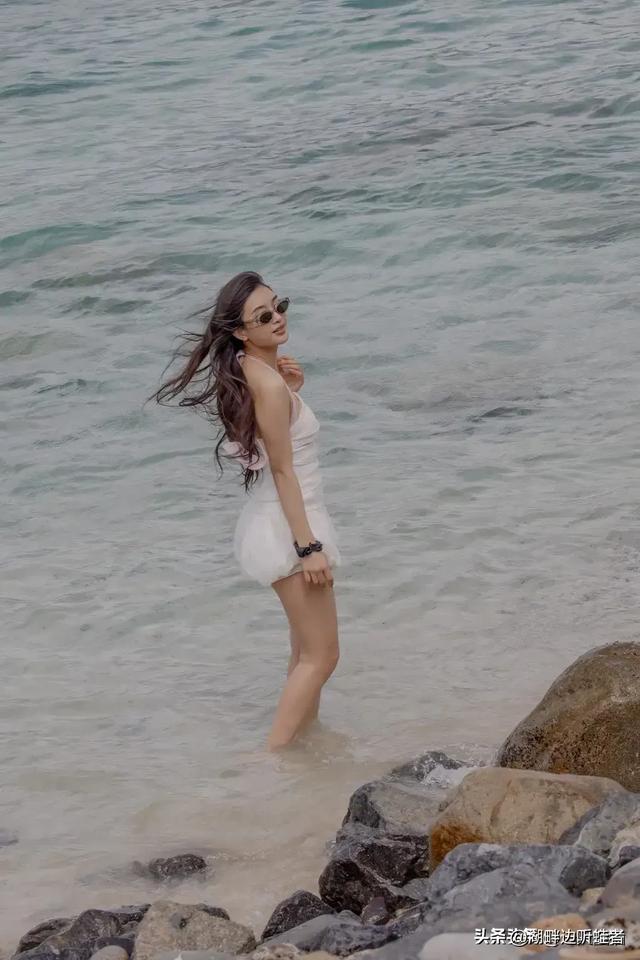 河北秦皇岛一校花太漂亮了，五官精致， 鞋码37，美得让人移不开眼