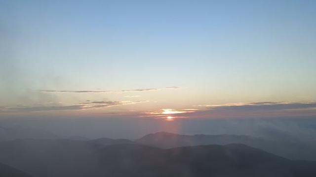 杭州11岁小学生回东阳看外婆，东白山露营看日出，想不到凌晨山顶这么多人！