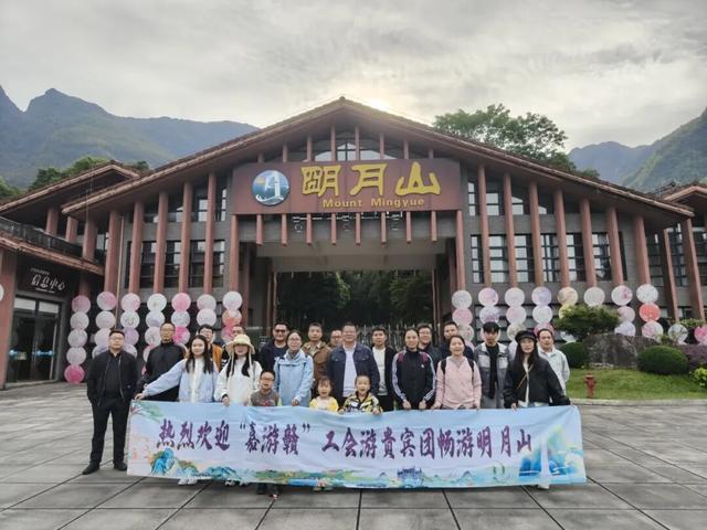 明月山进入秋冬旅游旺季，3000人旅行团畅游山水美景！