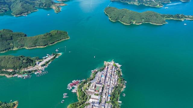 夏天22℃的小城，真能托付晚年吗？有人留下有人离开！