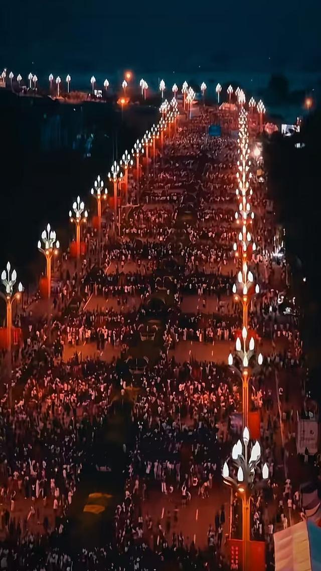 火把节人潮挤爆凉山！免费雨衣难抵怨气，文化盛宴变煎熬？