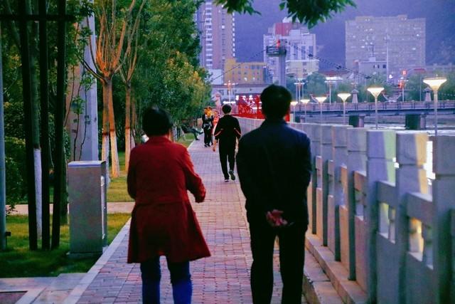 我和男闺蜜去看午夜场电影，散场后，却看见老公在影院门口