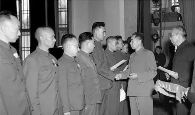 大授衔结束后，有人迟迟不肯走，周总理询问原因，对方称没被授衔