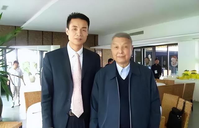 他曾是胡书记的得助手，担任过贵州省委书记，临终请求葬回故乡