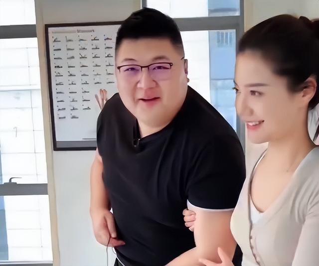 离婚一个月后再看猴哥与前妻，一个开始找下家，一个“名声扫地”