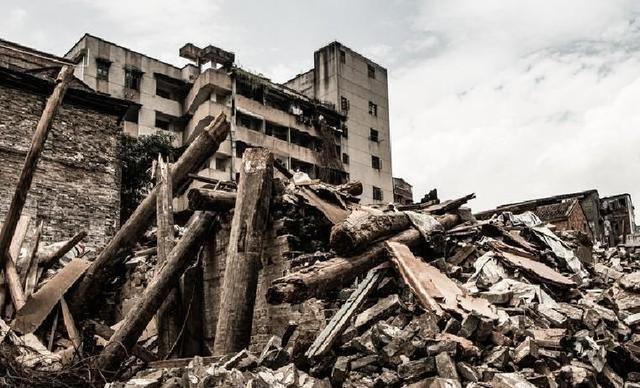 当年地震被救的小女孩，嫁给了年长12岁的兵哥哥	，恶心一幕发生了