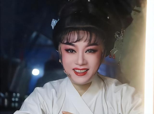 又一位明星抗癌失败！走上朱媛媛后路，迈巴赫送行，打百万抗癌针