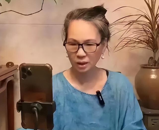 赖昌星妻子曾明娜现状，独居3000平老宅	，做饭弄花草活成人生赢家