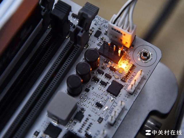 布局优化升级WIFI7 华硕B850重炮手白色版主板评测