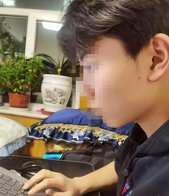 阅兵刚结束，曝光6个间谍！带1448份机密文件出逃，泄露尖端武器