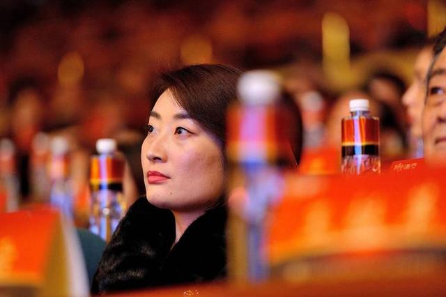 辞去董事长仅3个月，宗馥莉官宣新身份，宗泽后和整个商界沉默了