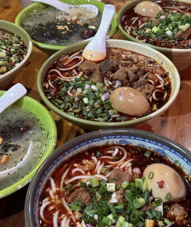 全网围观“杀猪宴”！高铁1.5h直达爆火古城，不止有刨猪汤！美食古早，均价10元吃到撑！