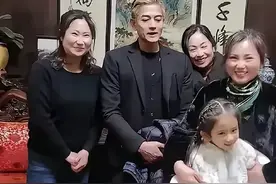 郭富城天都塌了，陪方媛回趟老家，女儿正面照被发出来，太漂亮了图片