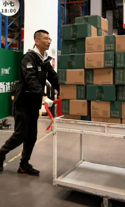 俞敏洪官宣孙东旭离职东方甄选，文案信息量大，证实董宇辉没说错