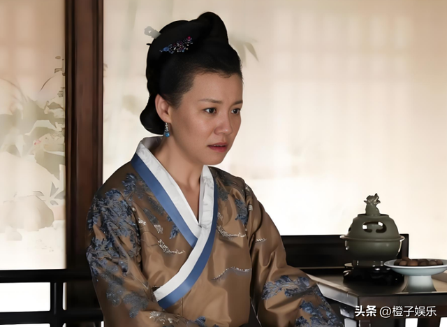 与四婚名导同居三年流产两次不结婚，转身下嫁穷小子，如今咋样？