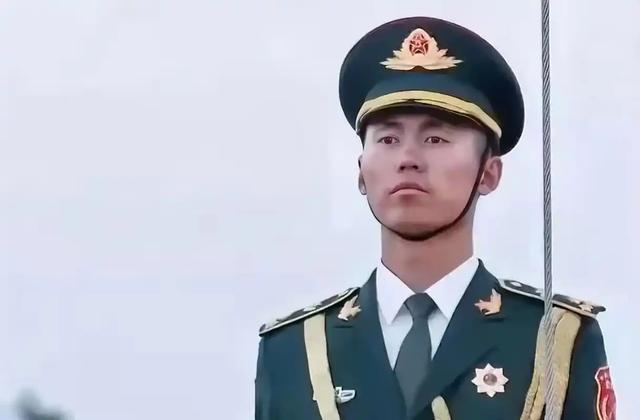 天安门最帅升旗手张自轩转业后，现状十分罕见，如今他后悔了吗？