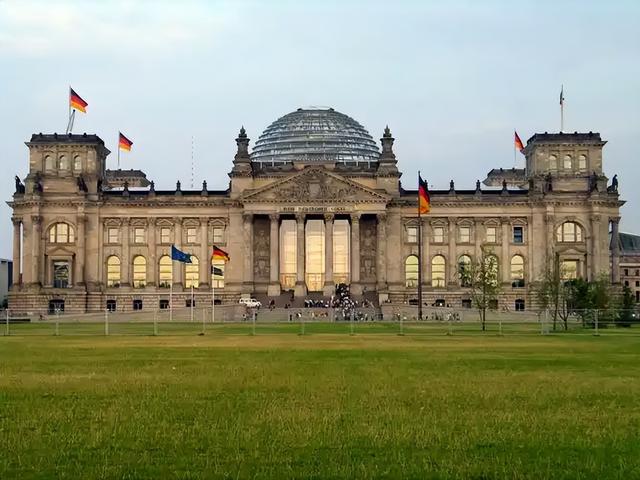 特朗普收下这份"黄金大礼"后：瑞士关税一夜降24%，背后真相惊人