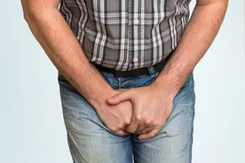 66岁大爷查出前列腺增生，天天打麻将憋尿，拒绝治疗：不想再受罪图片