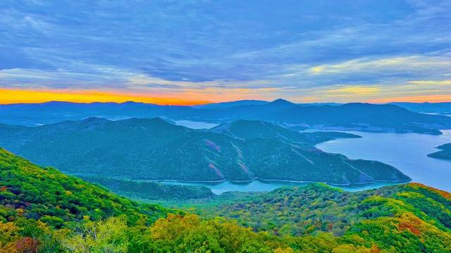 吉林市松花湖秋日风光：层林尽染山水间，霞光绘就诗意卷