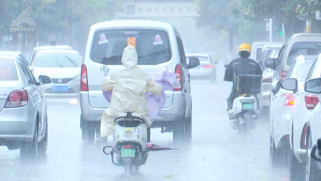 多个景区暂停开放！部分地区预警已提升至红色，降雨仍将持续，这个周末外出，要注意→