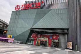 全国万达广场开启0分钟收费，打响取消免费时段的停车场。图片