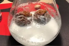 2000多买的核桃脏了，他用开水加洗衣粉泡，结果……图片