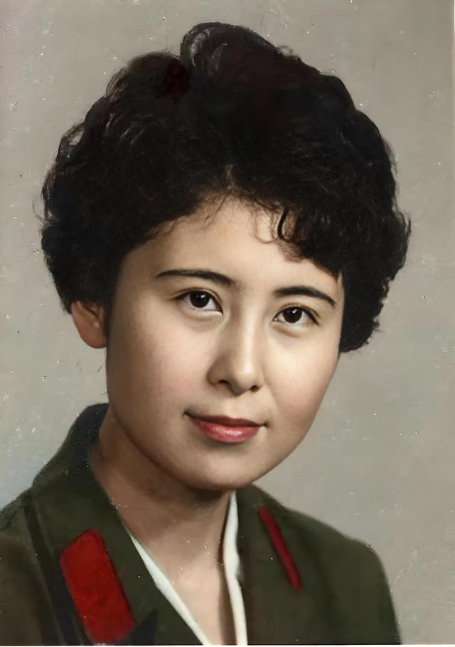 她是烈士的女儿，丈夫去世后，她嫁给大名鼎鼎的姐夫金山