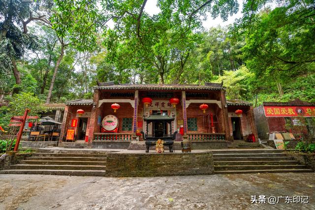 这里，是苏轼笔下的“天开清远峡，地转凝碧湾”