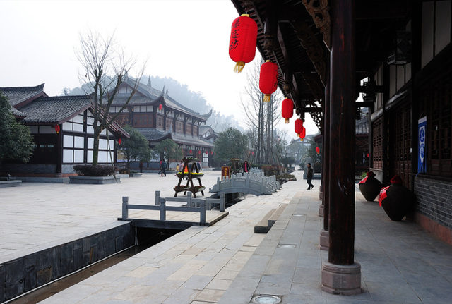 8年烧光50个亿！从人满为患到无人问津，全国古镇为啥批量倒闭？