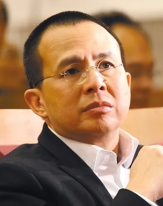 三连升！霍启刚官宣喜讯，新身份给郭晶晶长脸，让李嘉诚不敢吭声