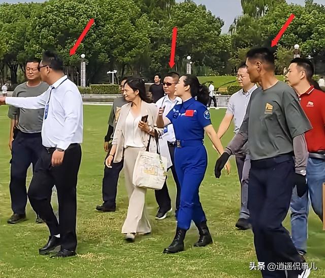 王浩泽参加东南大学开学礼，安保陪同，眼尖网友：有防刺手套！