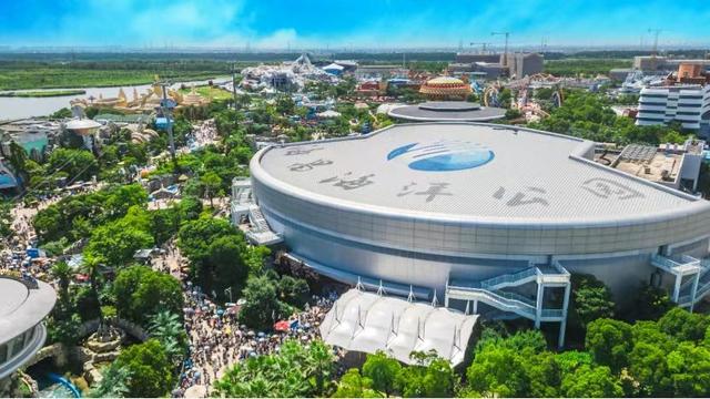 花大价钱建的“古镇”越来越凉，迪士尼排队7小时，什么信号？