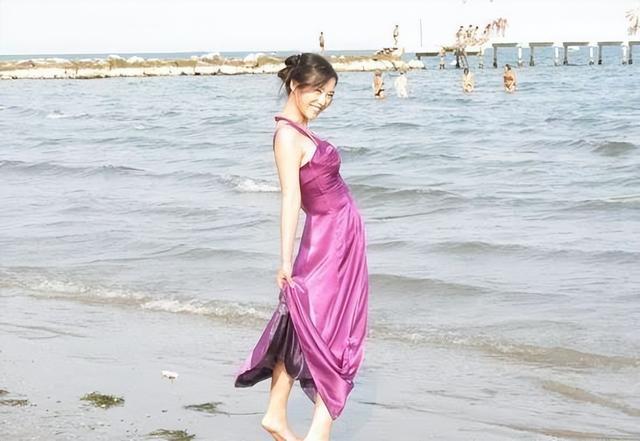 海边老照片惊艳，紫色裙摆配纹身，这才是真女人味